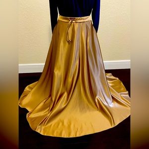 Formal satin lined gold, Ralph Lauren skirt with pockets. Worn once